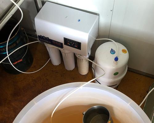 清洗饮水机内部水垢的方法（快速有效去除饮水机水垢，保证水质安全）