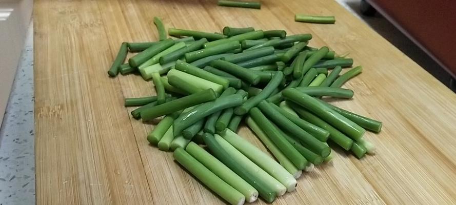 家常蒜苔的腌制方法——口味更鲜美的美食独享（简单易学的蒜苔腌制技巧）