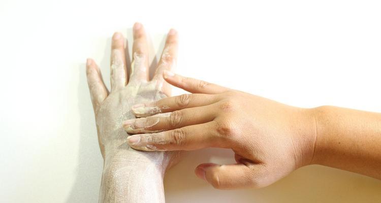 解决全身皮肤干燥脱皮掉屑的有效方法（告别干燥肌肤）