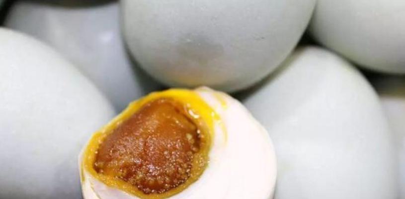 制作美味可口的松花蛋的方法与配方（传统松花蛋制作的步骤详解）
