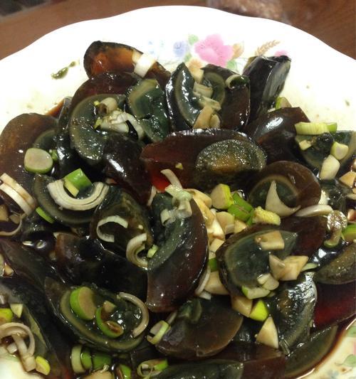 制作美味可口的松花蛋的方法与配方（传统松花蛋制作的步骤详解）