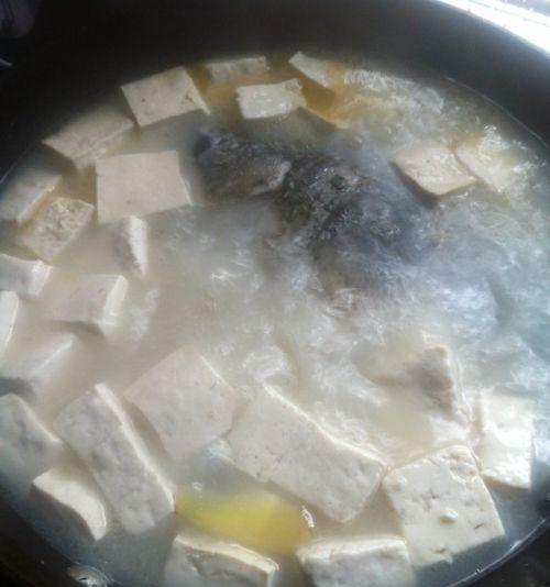 家常鲫鱼豆腐汤的制作方法（一碗温暖心灵的家常美味）