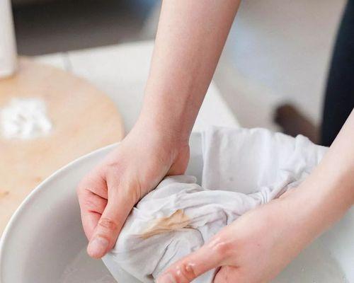 领子发黄怎么办（15个实用的方法帮你轻松解决领子发黄难题）