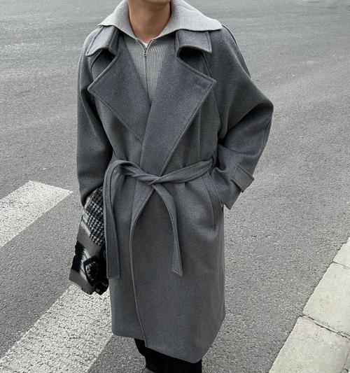 如何搭配灰色大衣展现时尚魅力（灰色大衣的多种搭配方式让你更加出众）