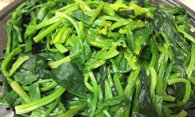 简单美味的菠菜做法（健康美食的制作技巧与口感饱满的烹饪心得）