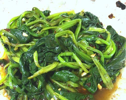 简单美味的菠菜做法（健康美食的制作技巧与口感饱满的烹饪心得）