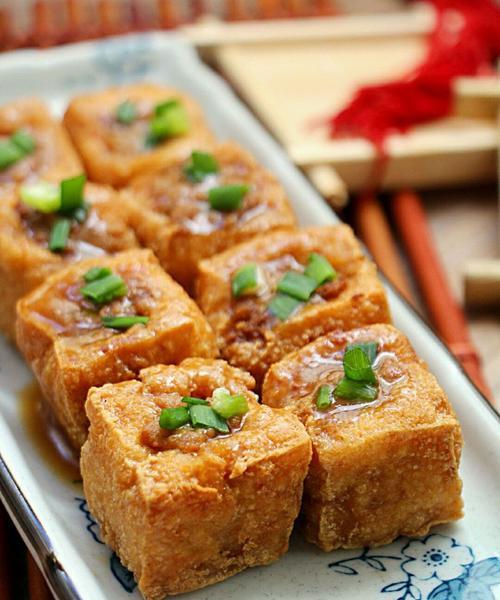 豆腐泡美食指南（探寻豆腐泡的制作技巧与口味搭配）