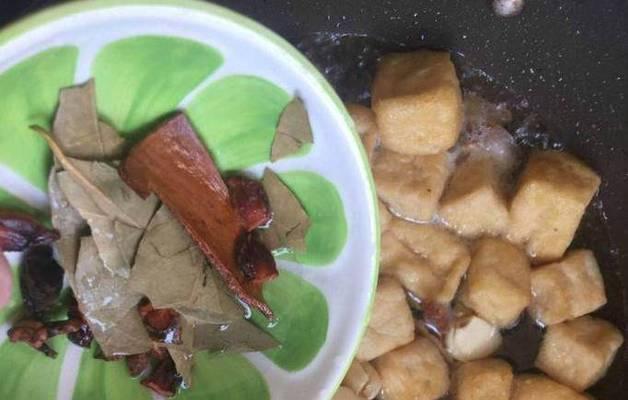 豆腐泡美食指南（探寻豆腐泡的制作技巧与口味搭配）