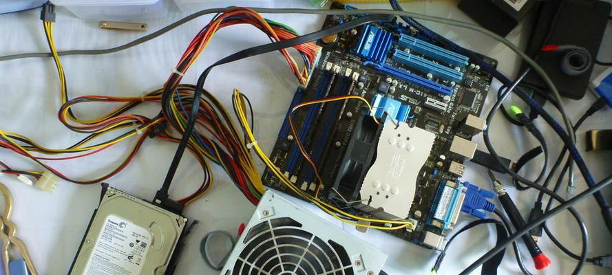 电脑主机内部组装图解（掌握电脑主机内部组装的核心技巧）