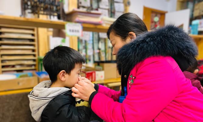 如何应对小孩子的闹腾行为（有效的亲子交流与行为管理方法）