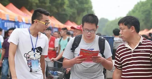 新生如何选择适合的电脑（大一新生买电脑指南）
