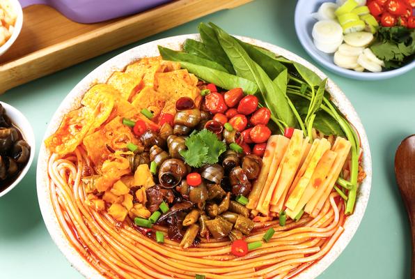 探寻柳州最老牌正宗的螺蛳粉（品味地道柳州风味）