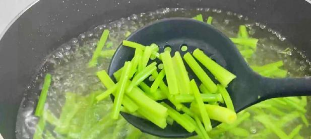 厨师长教你芹菜的好吃做法（一道简单易学的芹菜美食）