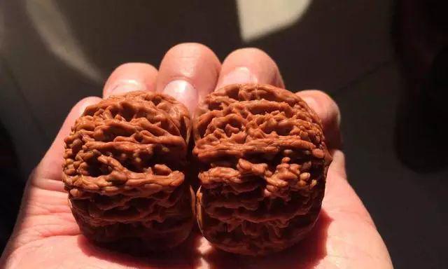 文玩核桃开裂了怎么办？如何预防和修复？