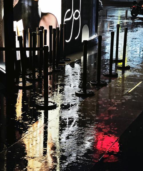 下雨天如何保护手机镜头和设备？拍照时应注意什么？