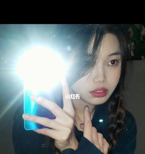 手机拍照时如何开启闪光灯？