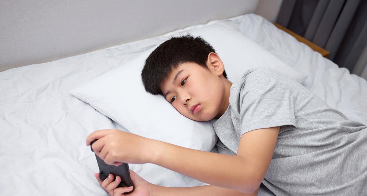 躺在床上玩笔记本电脑会怎样？有哪些潜在影响？