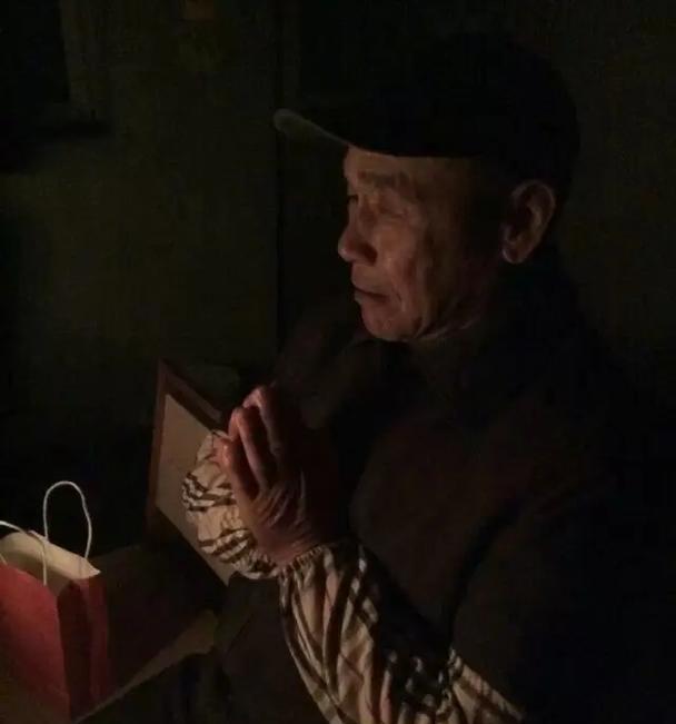 摄影老头拿手机拍照片怎么拍？有哪些技巧可以提高照片质量？