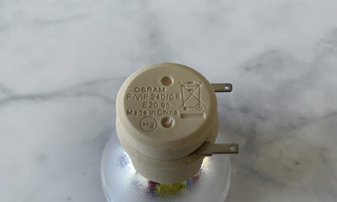 投影仪灯泡坏了怎么办？更换灯泡的正确步骤是什么？