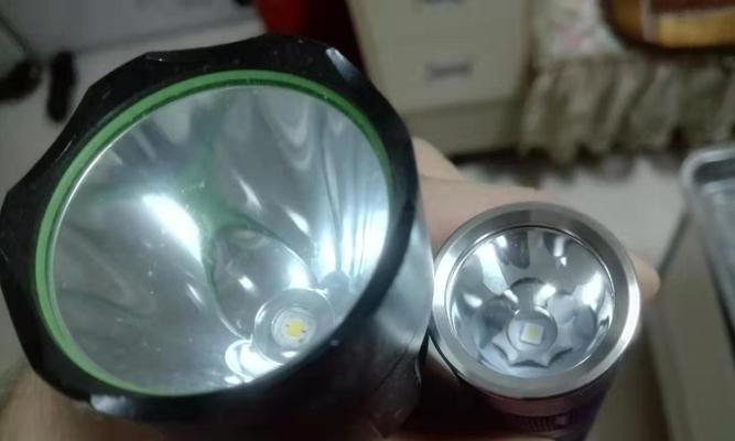 投影仪出现光斑怎么办？如何消除投影中的光斑？