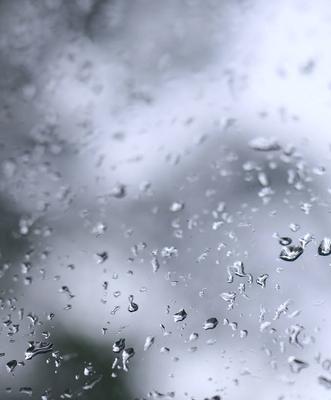 雨天投影仪画面模糊如何调整清晰？
