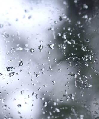雨天投影仪画面模糊如何调整清晰？