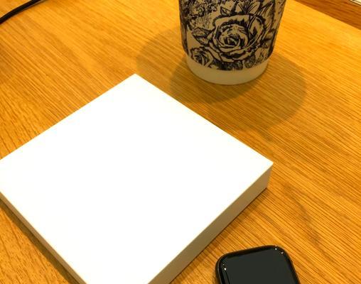 手表接触电脑导致黑屏的原因是什么？如何快速解决？