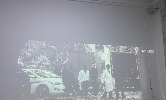 日立投影仪画面旋转的方法是什么？