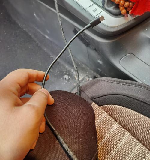 现代领动没电时如何使用充电器充电？