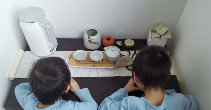 充电器卡墙角的正确方法是什么？视频教程中常见问题有哪些？