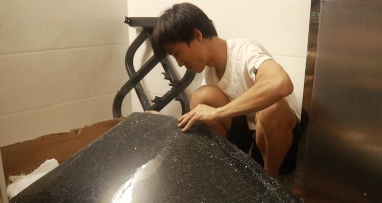 玻璃电脑桌如何拆解？拆卸视频教程在哪？