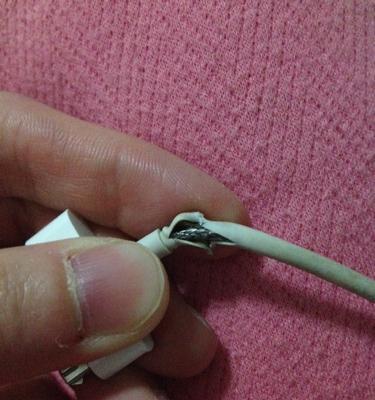 手机后面贴的充电器怎么安全撕掉？有哪些技巧？