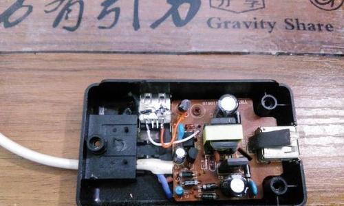 手机后面贴的充电器怎么安全撕掉？有哪些技巧？