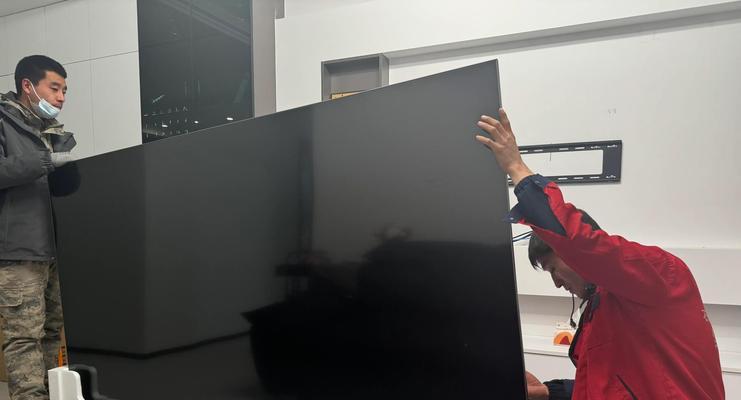 电视屏幕下面的排线断了怎么修？需要找专业人员吗？